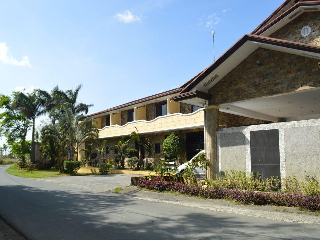 Phil Oasis Hotel & Resort Silang Екстериор снимка