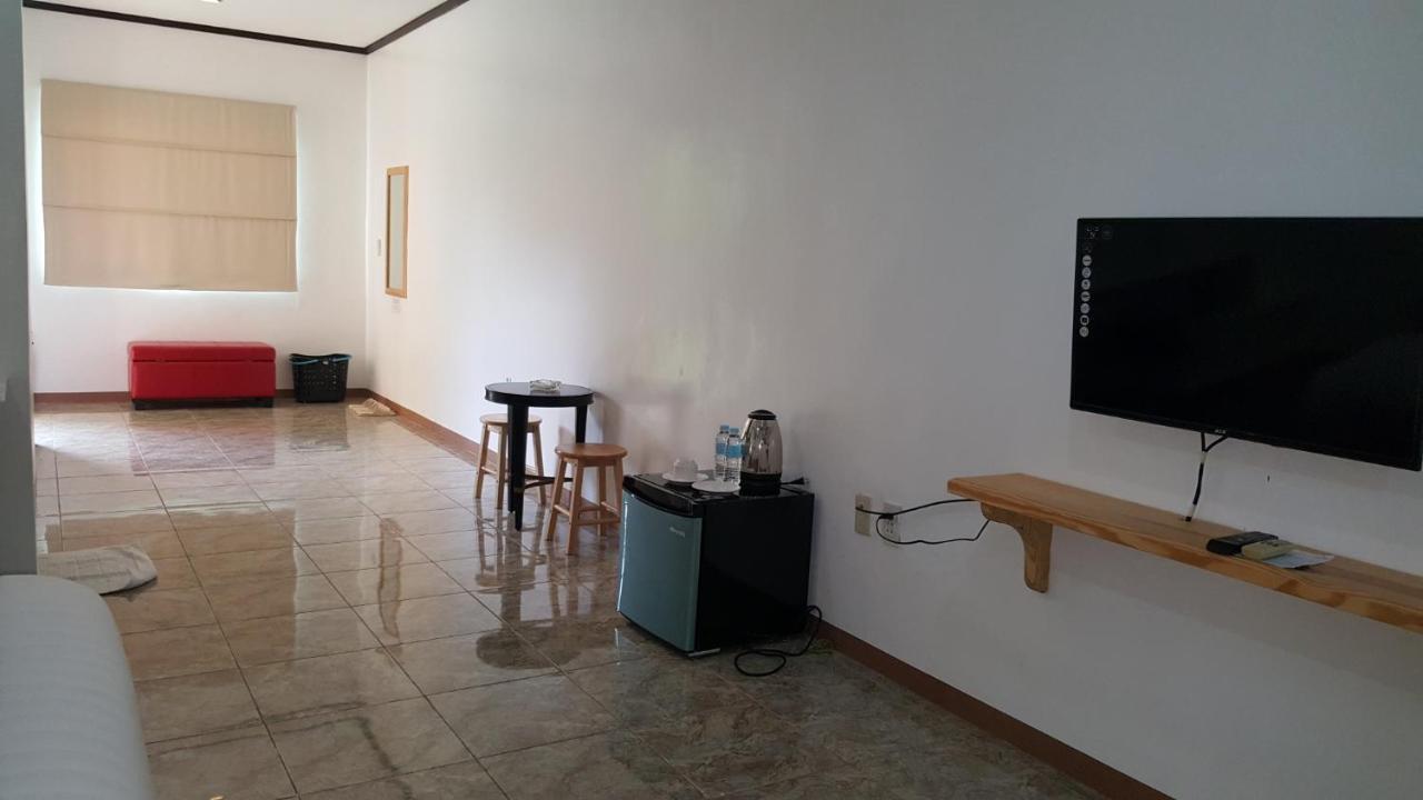 Phil Oasis Hotel & Resort Silang Екстериор снимка